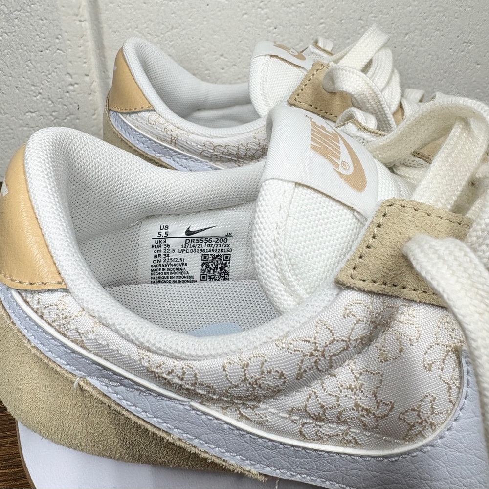 Nike Daybreak Suede Floral Embroidered Fabric Sneakers Size 5.5 Beige White - Picture 3 of 10